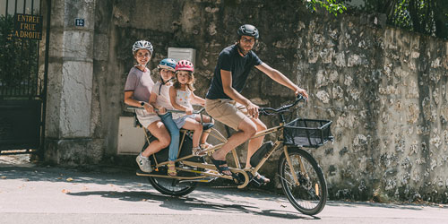 Yuba Mundo Lastenrad mit dre Passagieren